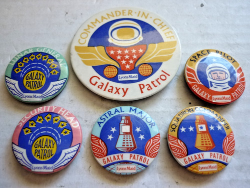 Six vintage tin badges lyons - badges,