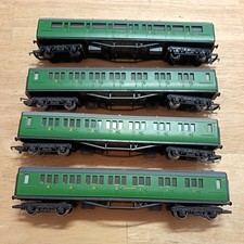 Hornby OO GAUGE 4X Southern Railway Coaches In Malachite Green