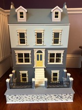 The Doll's House Emporium - House with basement, courtyard, furniture and dolls