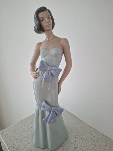 Nao lladro figurine lady - figurine,