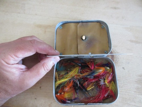 Wheatley metal fly tin with - r,