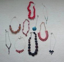 BUNDLE OF 10 COSTUME JEWELLERY NECKLACES. GOOD ATTRACTIVE SELECTION