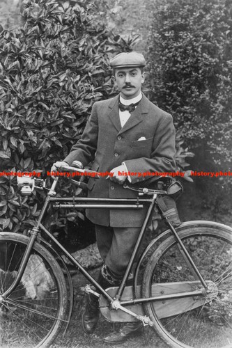F024144 man with bikes - man, in