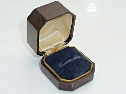 Art deco bakelite - ring, box