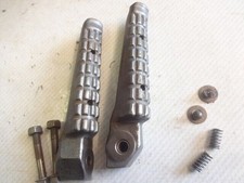 YAMAHA FZ600 86 88 FAZER - PAIR OF REAR FOOTRESTS FOOT PEGS