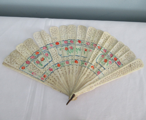 Antique brise fan - bone, bovine