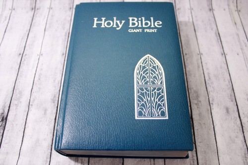 The holy bible giant print - the,