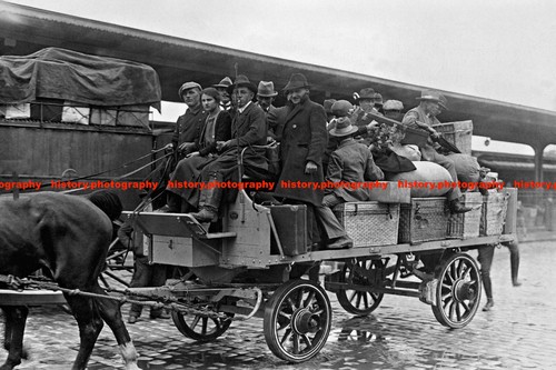 F020424 emigrants horse - emigrants, on