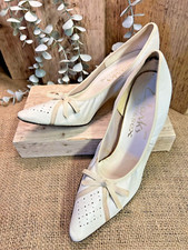 Vintage 60s/70s Ladies Shoes Clarks Wessex Janys - Beige - UK 6 - narrow