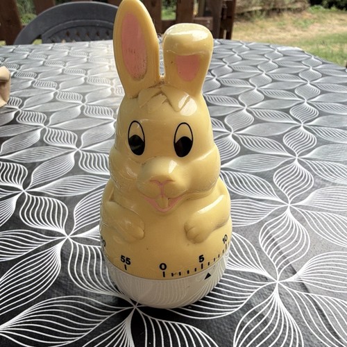 Vintage bunny wind kitchen - up,