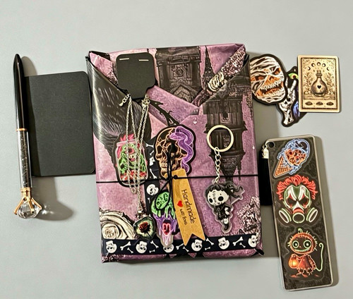 Haunted mansion book - 🏚️,