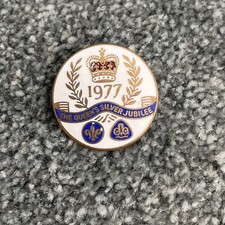 Vintage Enamel 1977 Queen’s