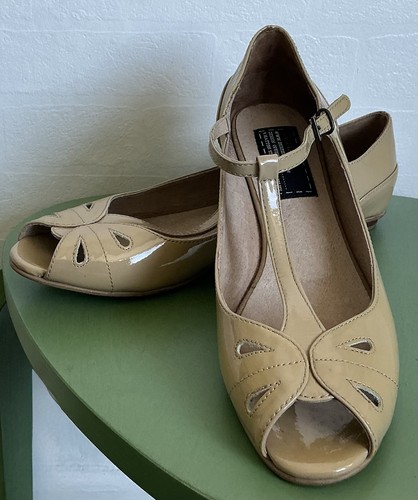 Bertie beige patent leather - beige,