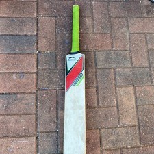 Slazenger V200 Panther Cricket