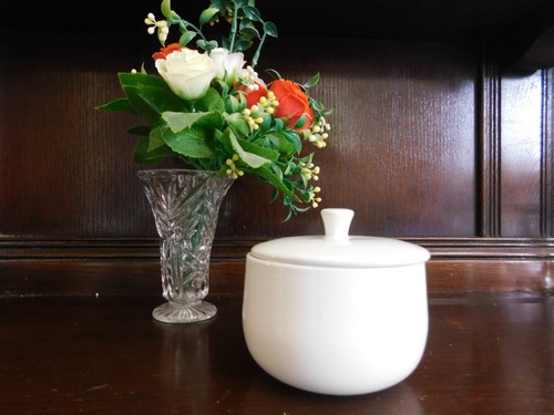 Plain white lidded - lidded, trinket