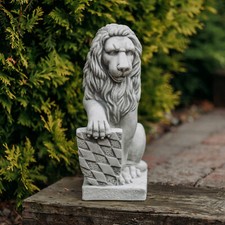 Lion with shield right stone