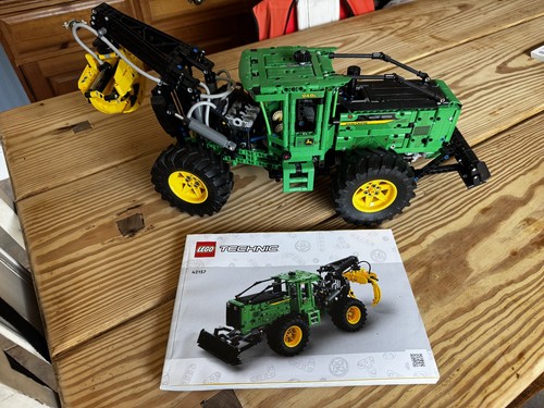 Lego technic john deere - john,