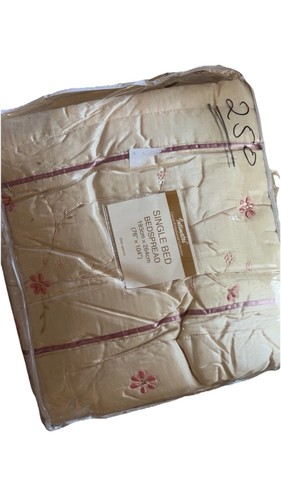 Single bedspread lovely detail - lovely,