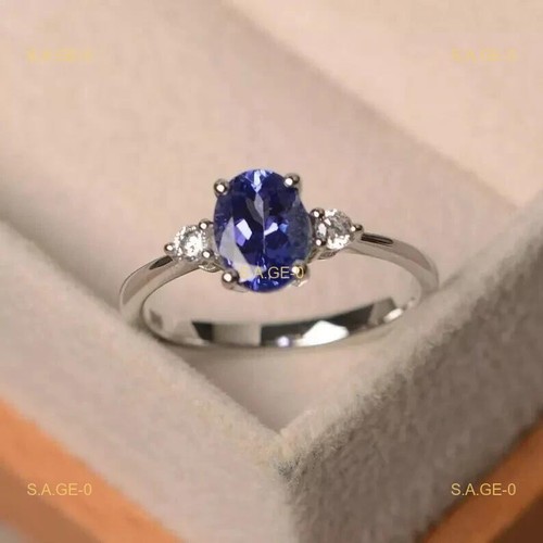 Oval natural tanzanite - ct,