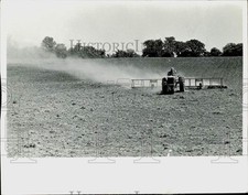 1977 Press Photo Alan Zeithamer harrows a field, preparing for corn planting