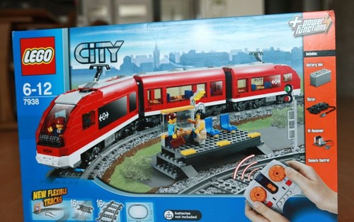 Lego 7938 passenger train - lego,