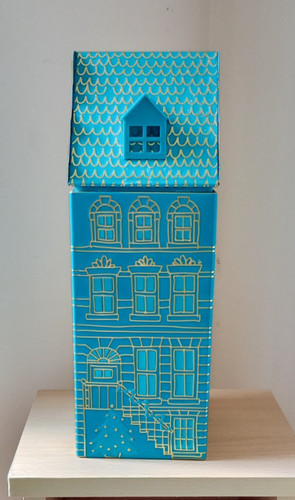 Musical biscuit tin plays - musical,