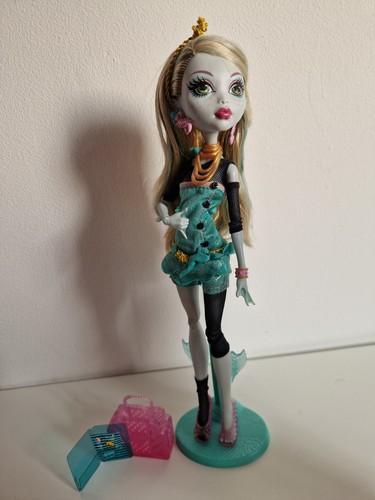 Monster high school - monster, out