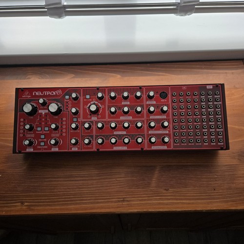 Behringer neutron synthesiser - behringer,