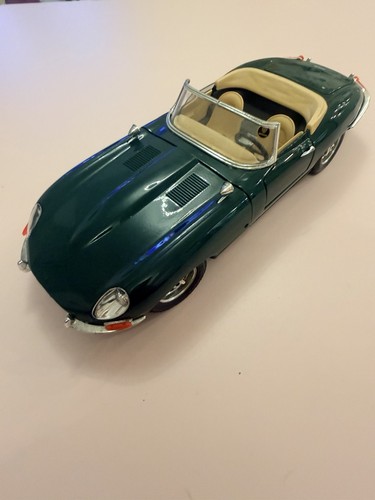 Bburago scale jaguar - 1/18,