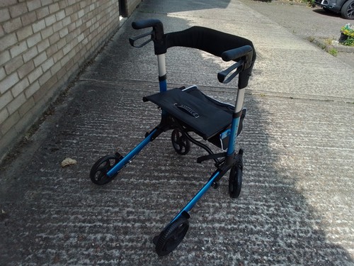 Fully folding walker - walker, seat