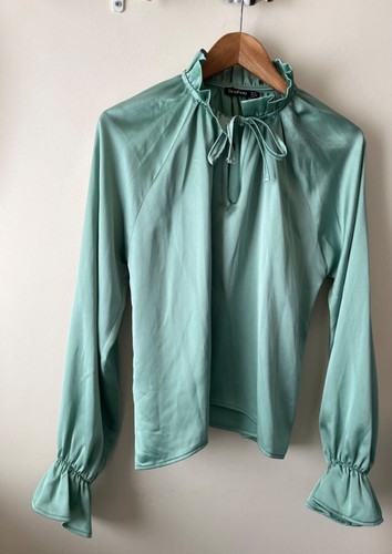 Boohoo top size - green, satin
