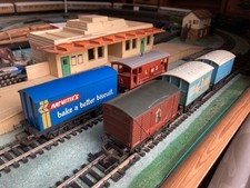 Hornby Lima OO Gauge Goods Wagons 4 x Box Wagons & Guards Van