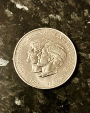 1981 Royal Wedding Commemorative 5pound Coin Prince Charles and Princess Diana