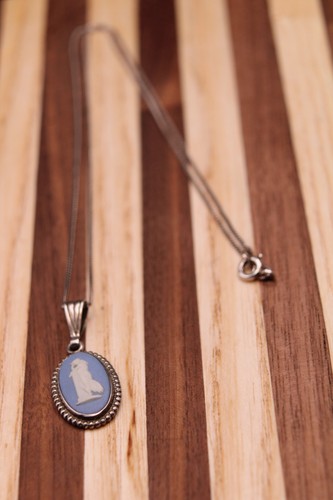 Wedgewood pendant silver - on,