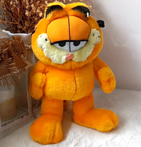 Play garfield cat - by,