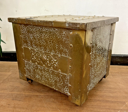 Brass coal scuttle - -,