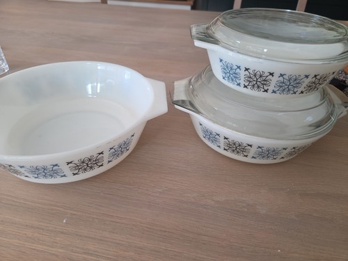 Pyrex chelsea jaj dishes - pyrex,