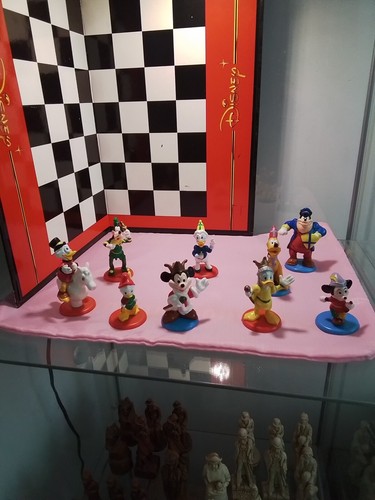Mickey mouse and freinds - mickey, chess