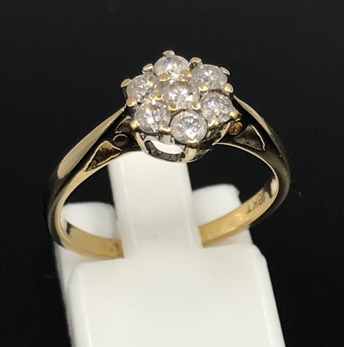 Diamond cluster ring 18ct - diamond, gold