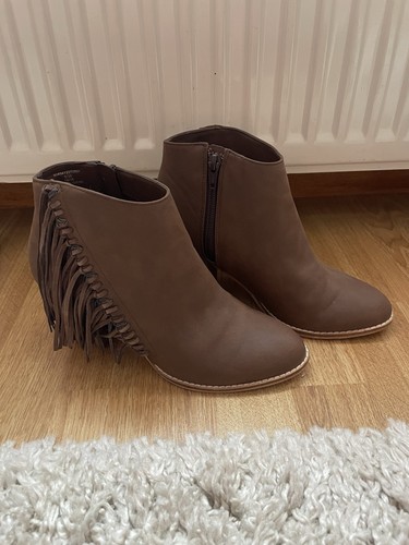 Fringe boots nine - by, savannah