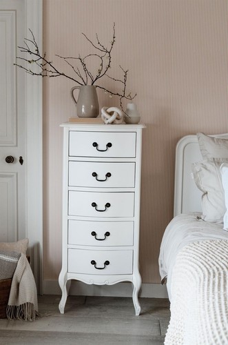 Vintage chic white bedroom - chic,