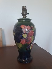 MOORCROFT POTTERY ANEMONE PATTERN TABLE LAMP ON BLUE/GREEN GROUND.