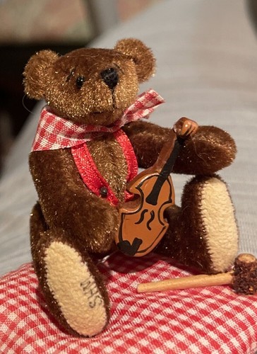 Miniature violinist artist - miniature,