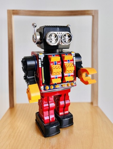 Japan tin toy robot - robot, vintage