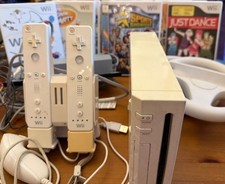 Nintendo Wii Bundle - Includes
