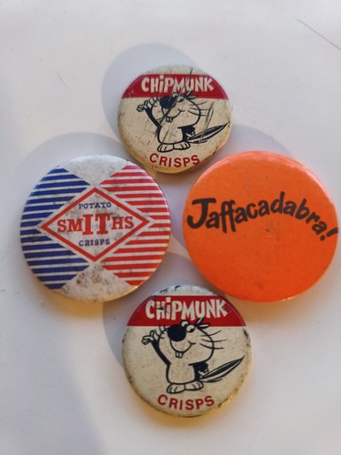 Vintage smiths crisps badge - smiths,