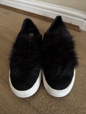 Steve Madden Black With Pom