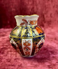 A Royal Crown Derby Old Imari 1128 Viola Vase. 1st quality, perfect condition.