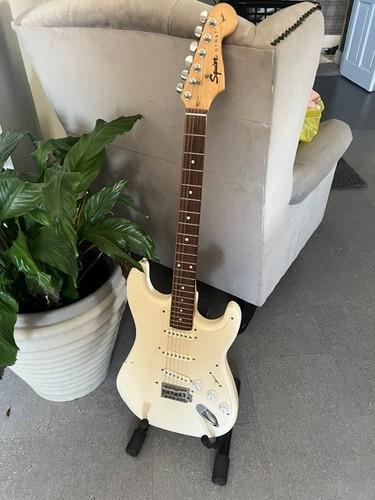 Squier strat fender - by,