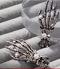 Earrings Skeleton Hand Earrings Diamanté Pearl Gothic look vintage silver  012